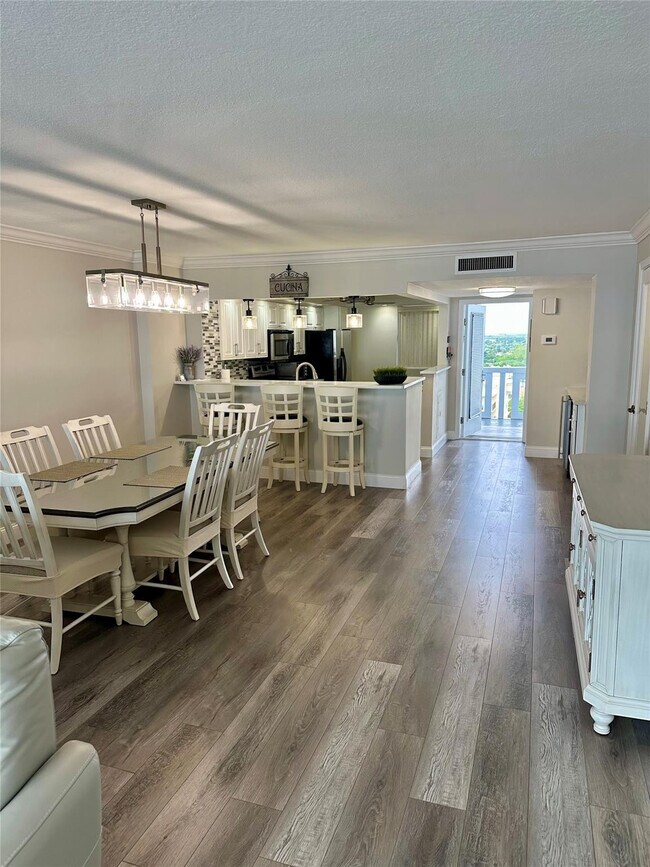 Building Photo - 1012 N Ocean Blvd