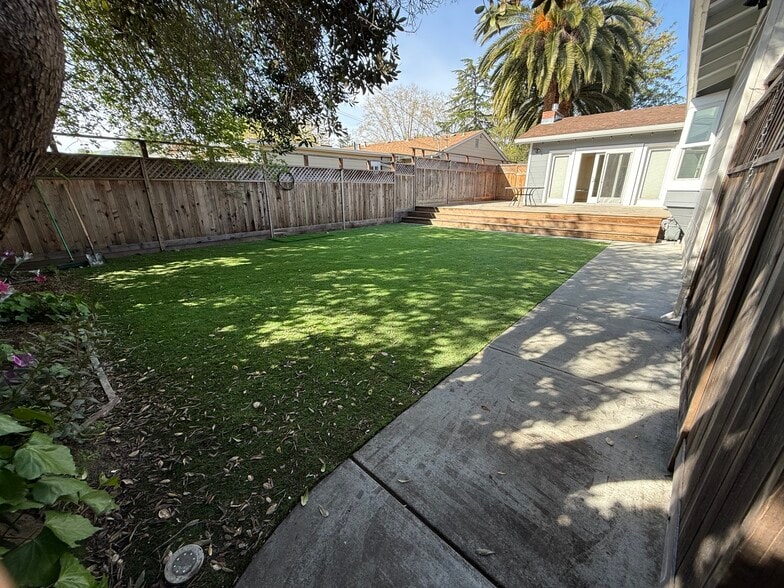 Back Patio - 944 Bruno St