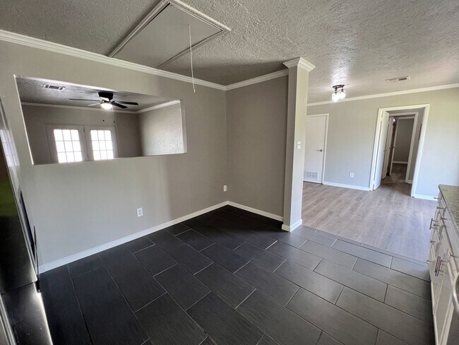 Building Photo - 6408 NW Oak Ave