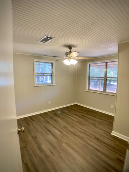 Building Photo - 353 Camelot Dr