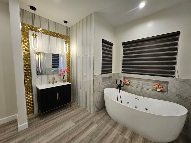 Building Photo - Exquisite 5-Bedroom Luxury Pool Home with ...