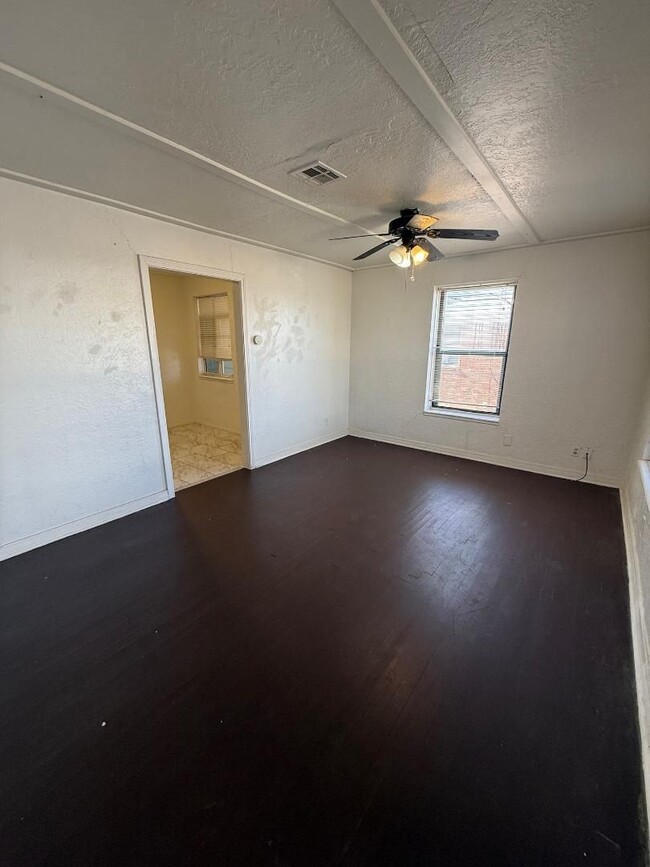 Building Photo - 1 Bed 1 Bath Duplex For Lease Available 2/...