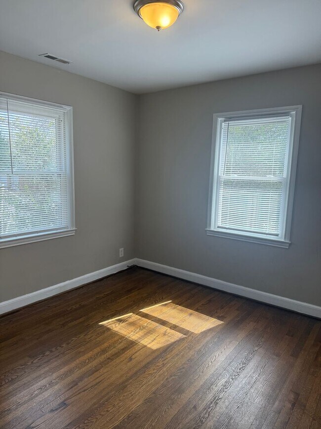 Building Photo - Adorable 2 Bedroom with Stackable Washer/Dryer