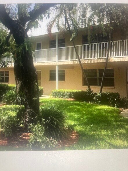 Beautiful courtyard - 10032 65th Ave N