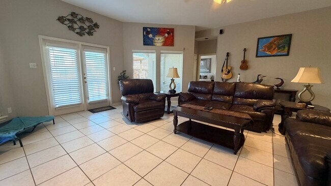 Building Photo - 13806 Primavera Dr