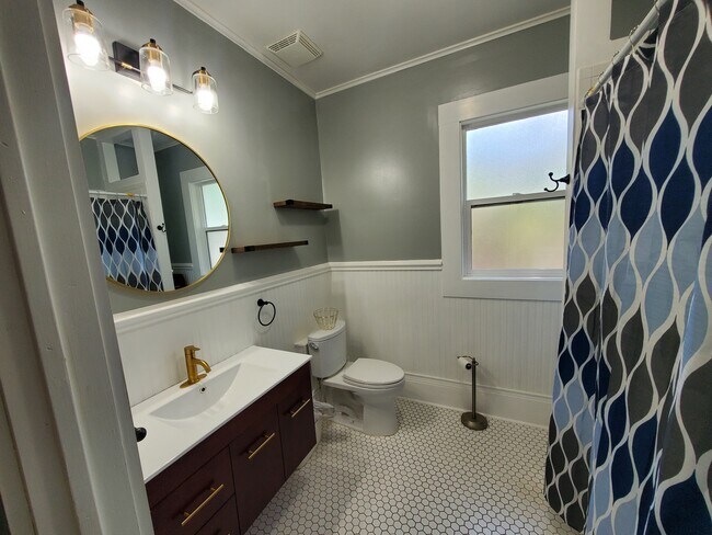 Building Photo - 1605 S Elm St