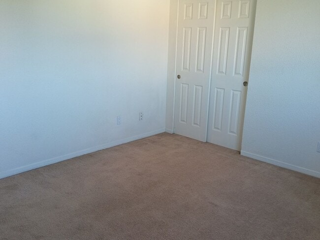 Building Photo - 4 Bedroom, 2.5 Bathroom! Lovely Home in Lo...