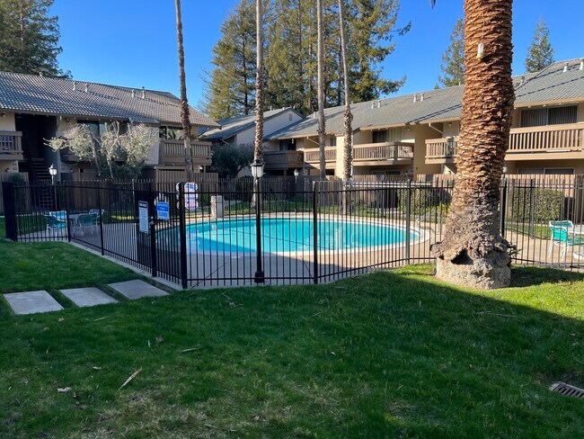 Building Photo - 2742 Oak Rd