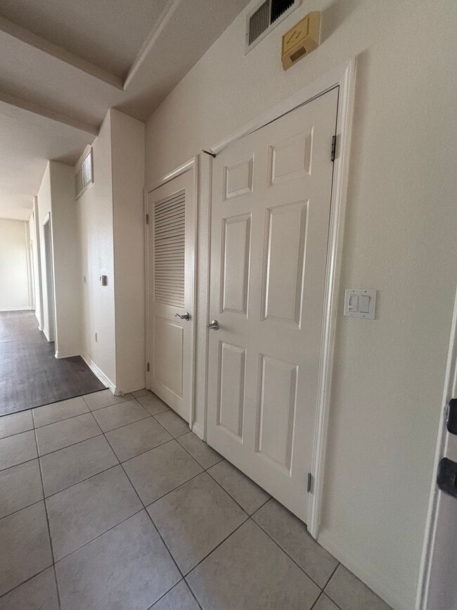 Building Photo - Stunning 2-Bedroom Condo with Panoramic Downtown Views