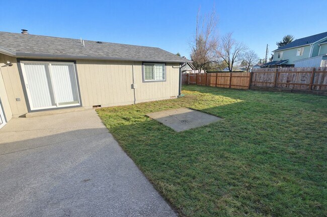 Building Photo - New carpet, kitchen, appliances, paint! Great neighborhood.