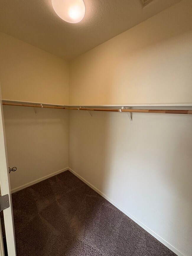 Building Photo - SE Visalia home Available Now!