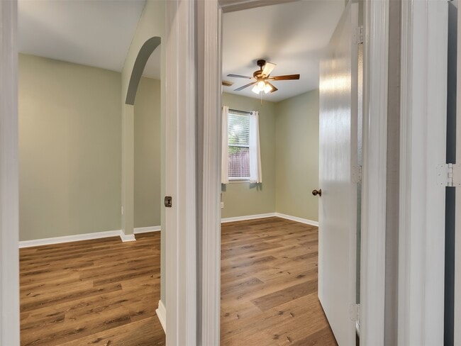 Building Photo - 1906 Cameo Ct