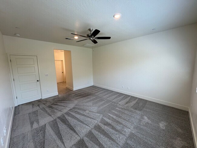 Building Photo - 113 E Tyler Ave