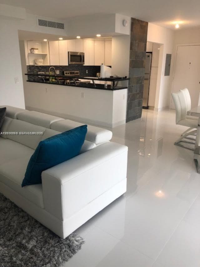 Building Photo - 2030 S Ocean Dr
