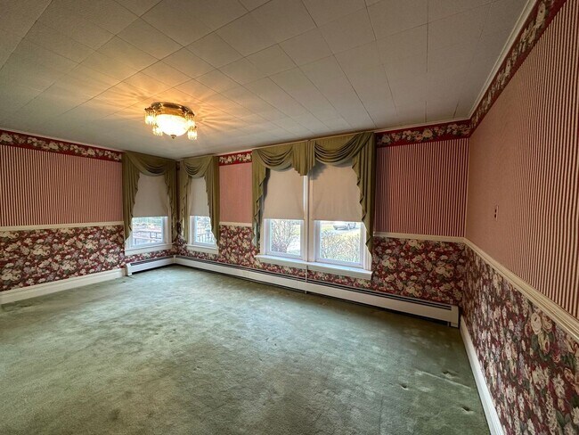 Building Photo - 2027 Lincoln Way E