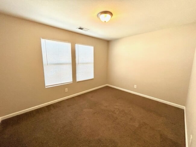 Building Photo - THREE BEDROOMS/TWO & HALF BATHROOMS SPACIOUS HOME - MADISON. MOVE IN SPECIAL!