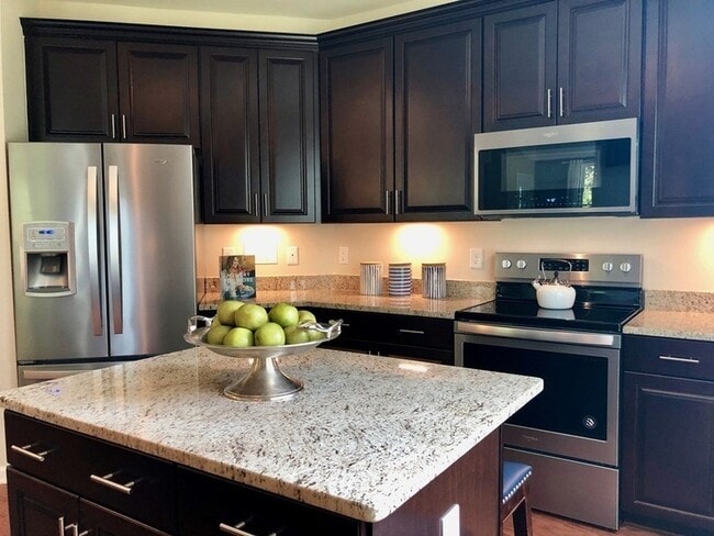 Building Photo - 130 University Ave