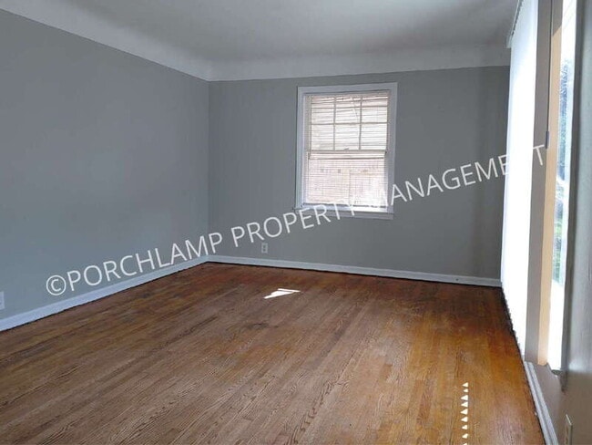 Building Photo - 1524 Edward Ave SE