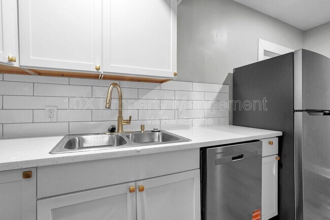 Building Photo - 556 E Whittier St