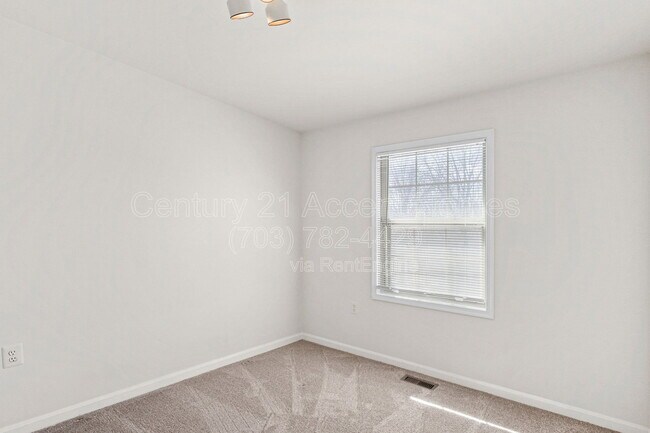 Building Photo - 6719 Sunset Woods Ct