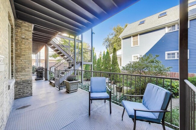 Building Photo - 4200 N Hermitage Ave