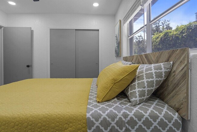 Building Photo - 1422 Dauphin Ln