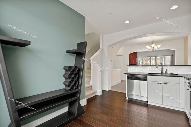 Building Photo - Picturesque 2 Bedroom 2.5 Bathroom Townhou...