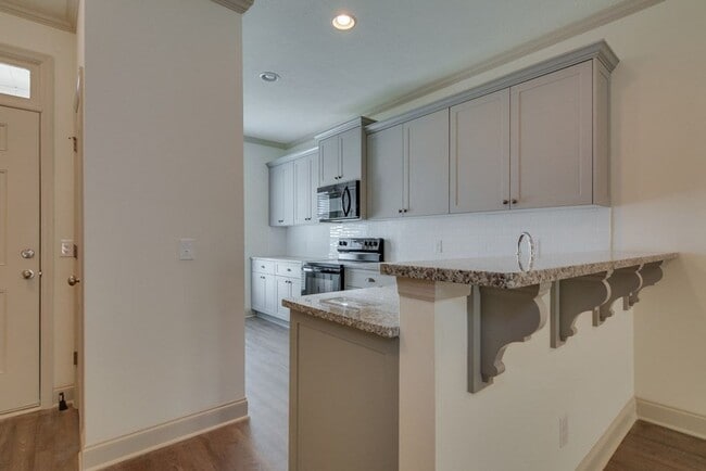 Building Photo - Beautiful End Unit Townhouse