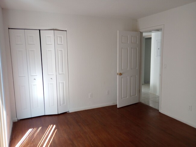 Building Photo - 2 bed 1 bath condo with 900 sf.