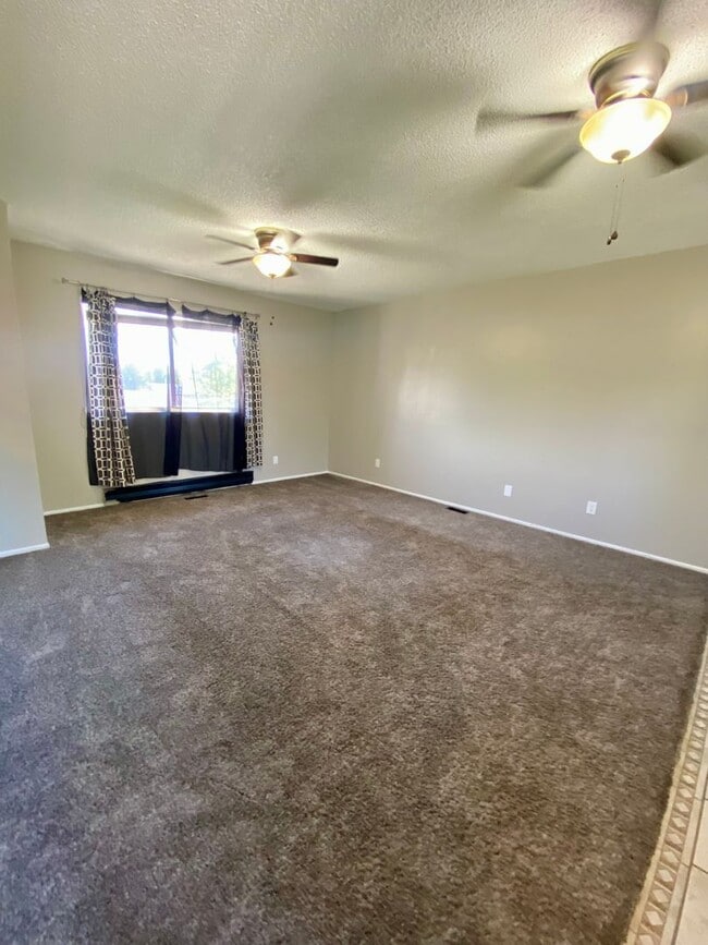 Building Photo - Beautifully Maintained Central 4 Bedroom. ...
