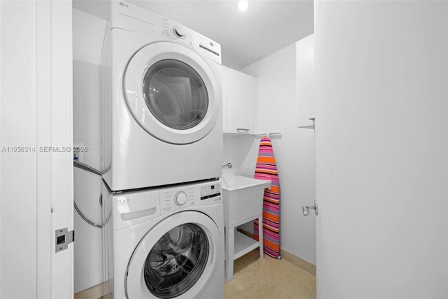 Building Photo - 17121 Collins Ave