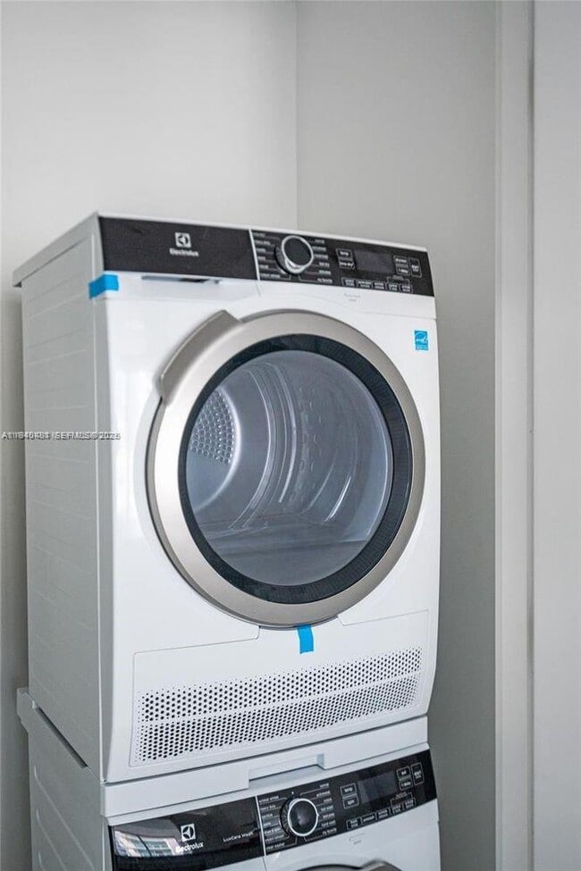 Building Photo - 700 NE 26th Terrace