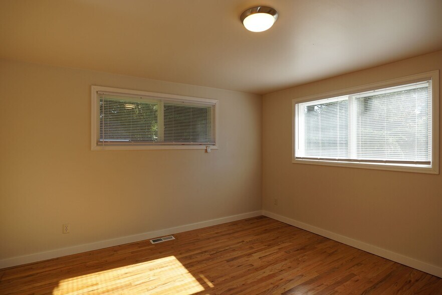 Building Photo - 1017 S 124th Pl