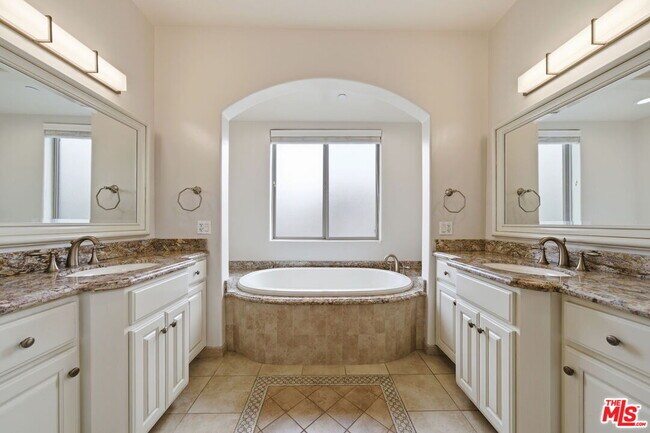 Building Photo - 320 S Swall Dr