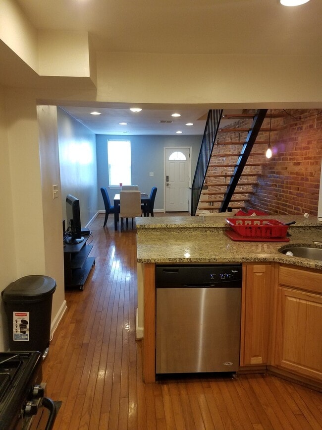 Building Photo - Charming 2Bedroom/1.5Bath Townhome in Upper Fells Point!