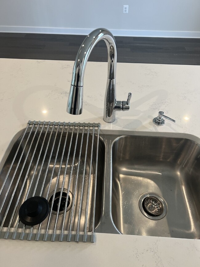 Building Photo - **Special Move-in Offer**  $500 off of the...