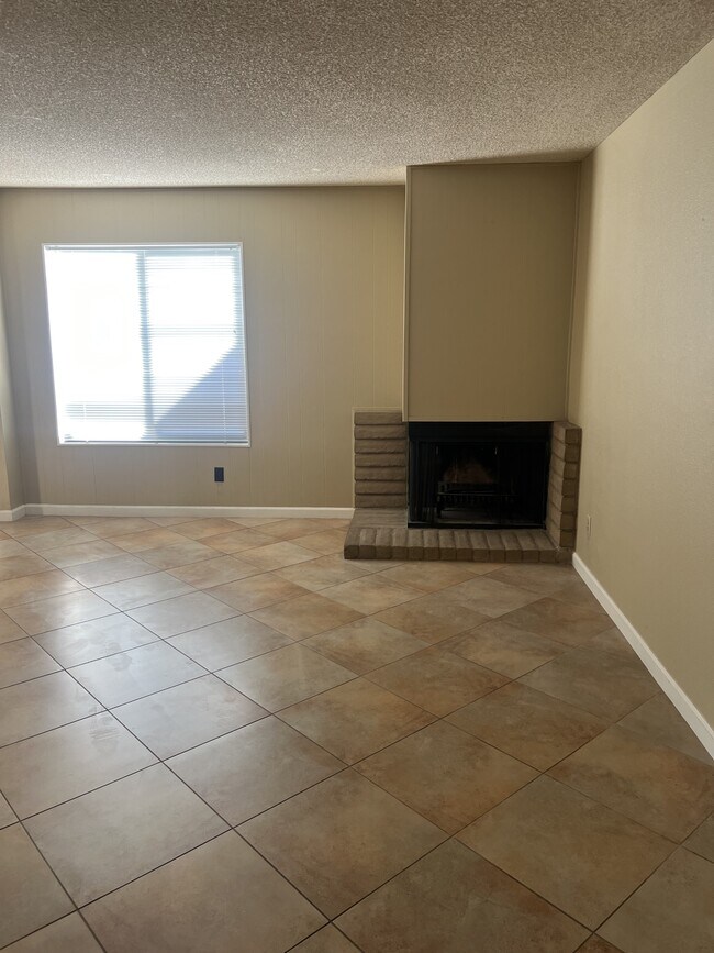 Building Photo - 6560 Oakcreek Way