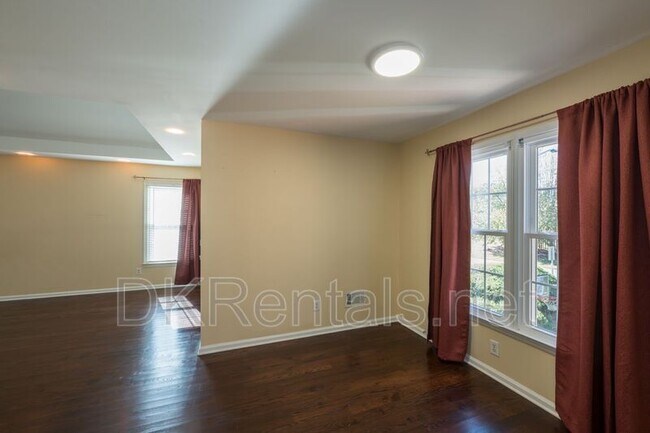 Building Photo - 2433 Gablewood Dr NE