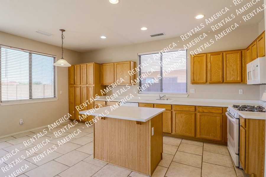 Building Photo - 17547 W Coyote Trail Dr