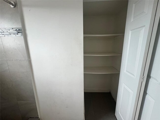 Building Photo - 7125 Bay Dr