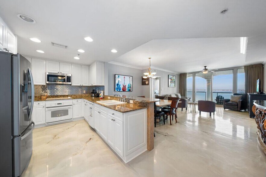 Building Photo - 5 Portofino Dr