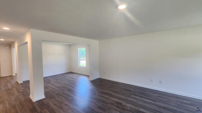 Building Photo - 306 Gazebo Dr