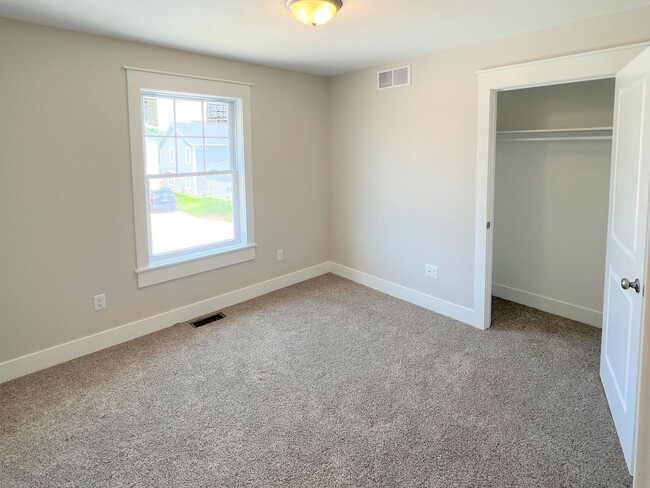 Building Photo - 4 Bedroom Townhome - Holland South Side