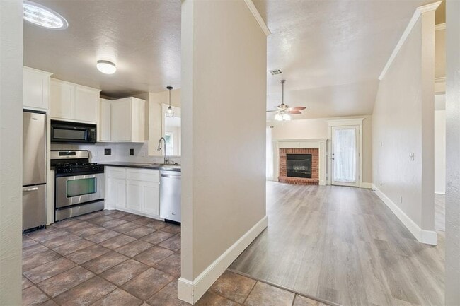 Building Photo - 16413 Village Green Dr