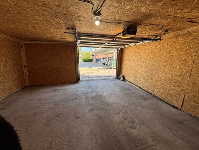 Building Photo - Adorable 4 Bedroom 2 Bathroom Single Famil...