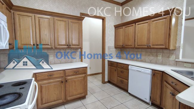 Building Photo - Beautiful 3 Bed + Office Home in Yukon off...