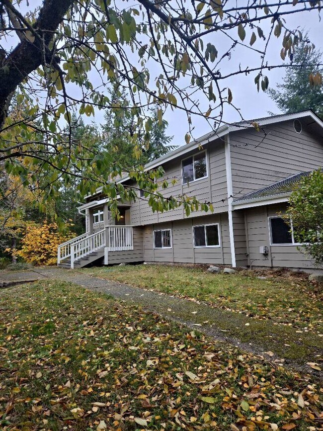 Primary Photo - ***PENDING APPLICATION***4 Bedroom, 2 Bath...