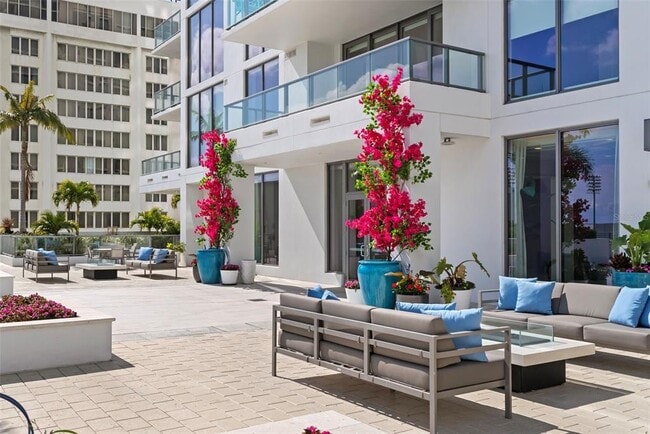 Building Photo - 301 1st St S