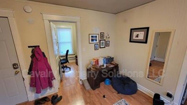 Building Photo - 617 E 8th St