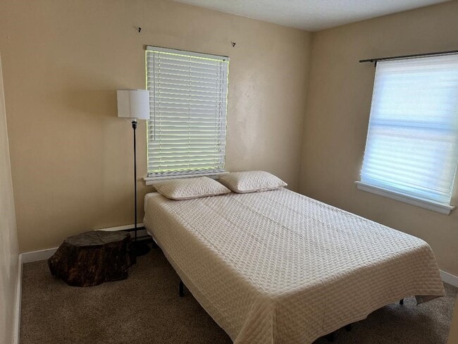 Building Photo - 890 S Park Rd